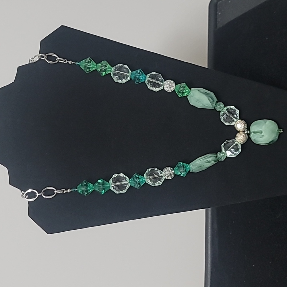 Introducing our exquisite Handmade Necklace – A Perfect Fusion of Elegance and C